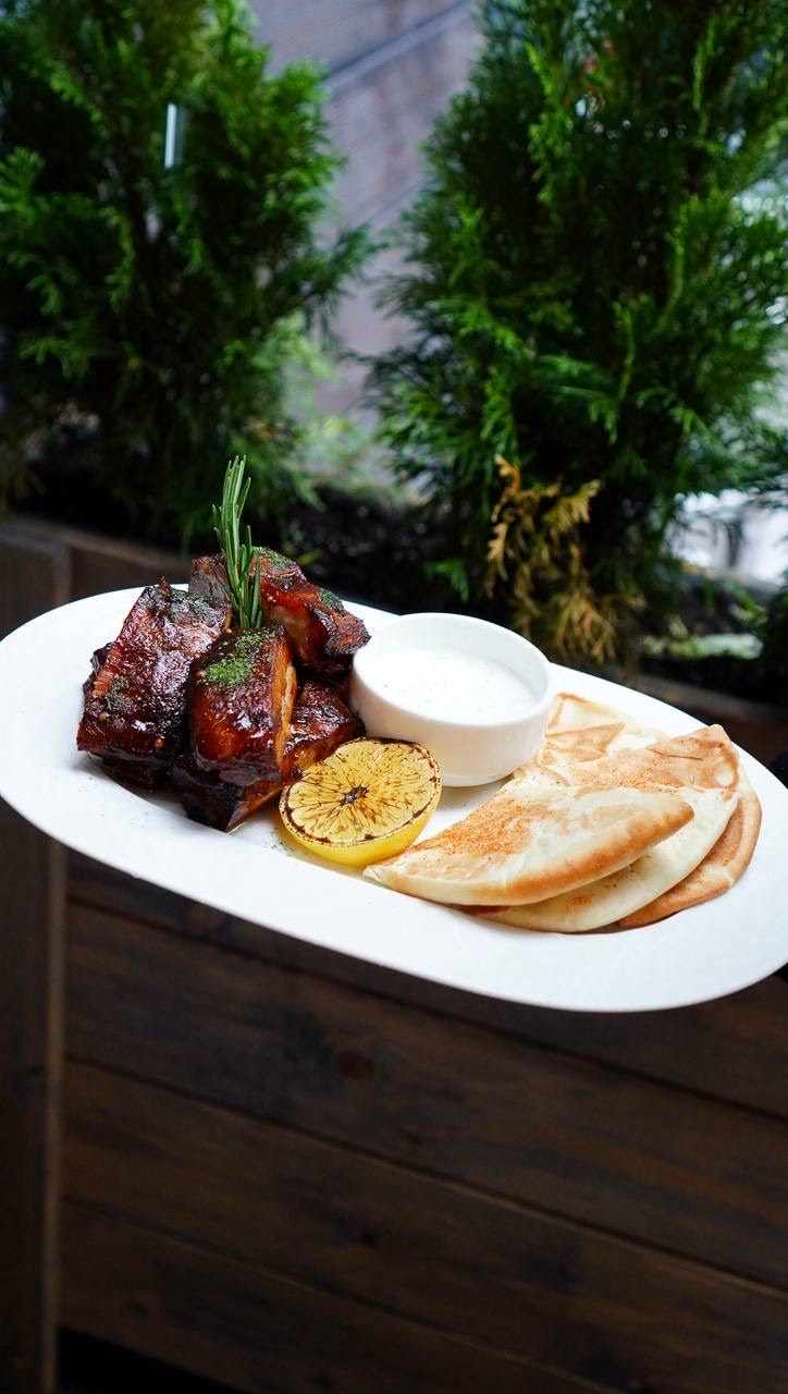 Фирменные ребра Shelest BBQ/ пита/ соус дзадзики<br>