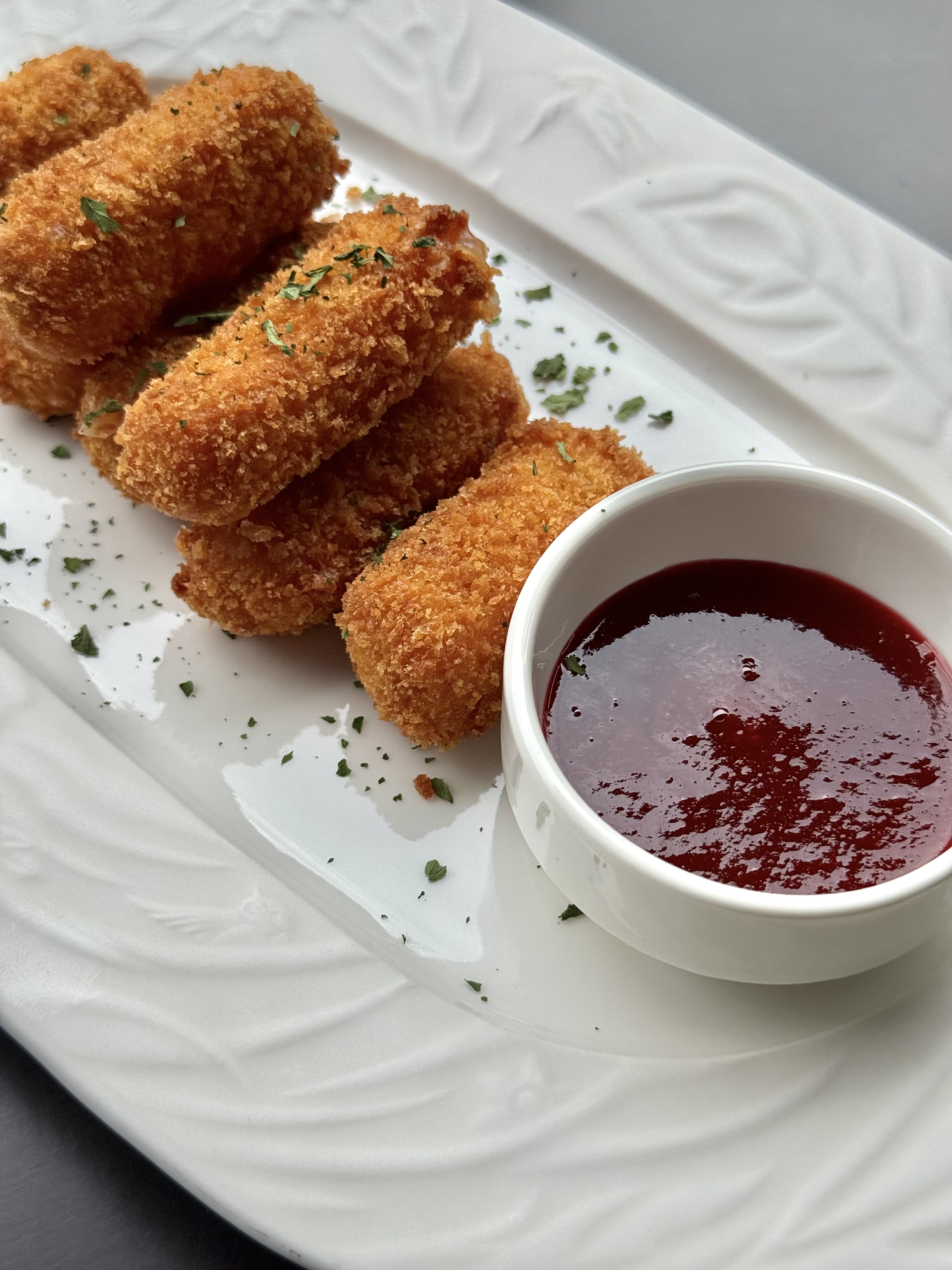 Сырные палочки с клюквенным соусом