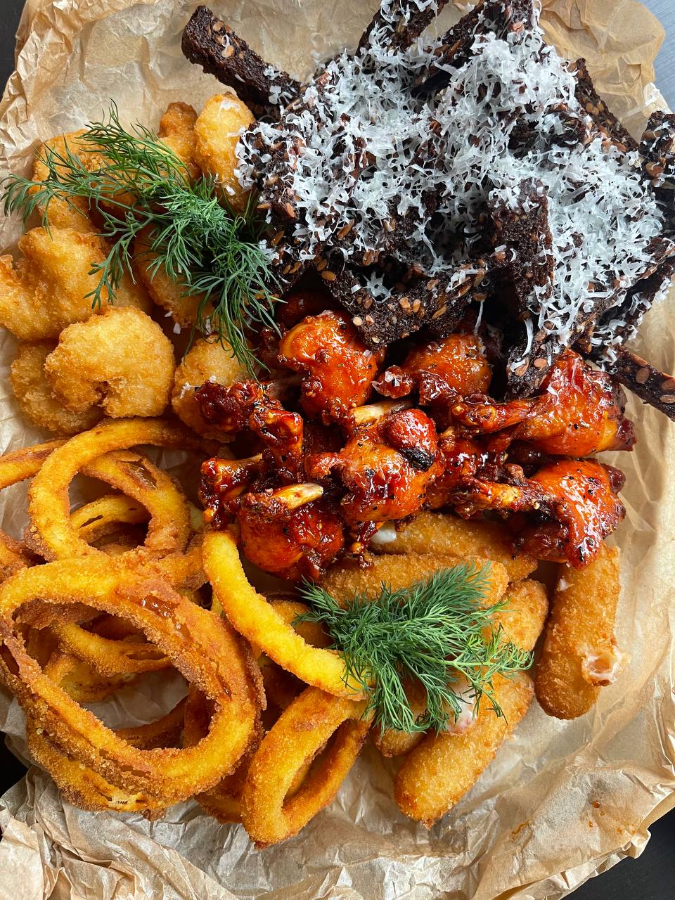Пивной сет<br><span style="font-style: italic;">луковые кольца/ гренки/ крылья bbq/ сырные палочки/ креветки/&nbsp;</span><i>соус горчичный/ соус гриль/ соус айоли трюфель</i><br>