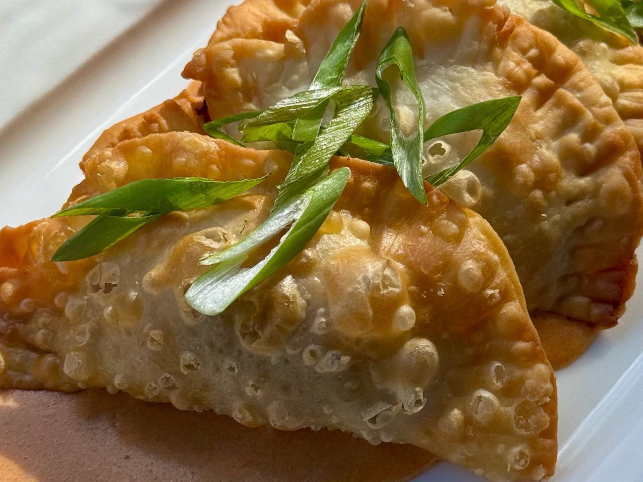 <span style="text-transform: uppercase;"><span style="font-weight: 700;">Мини-чебуреки с соусом том ям</span></span>