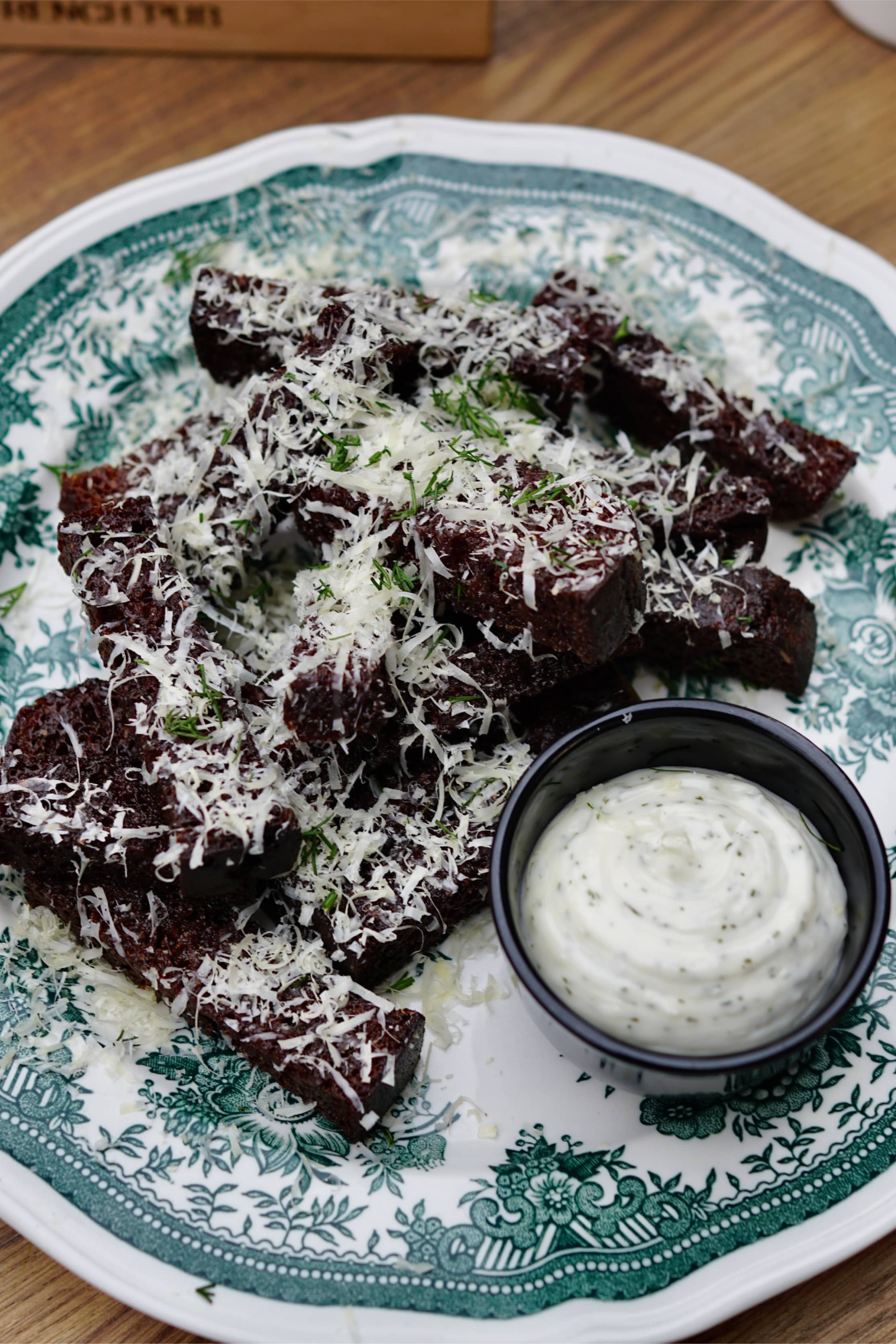 <span style="text-transform: uppercase;"><span style="font-weight: 700;">Гренки с пармезаном и чесночным соусом</span></span>