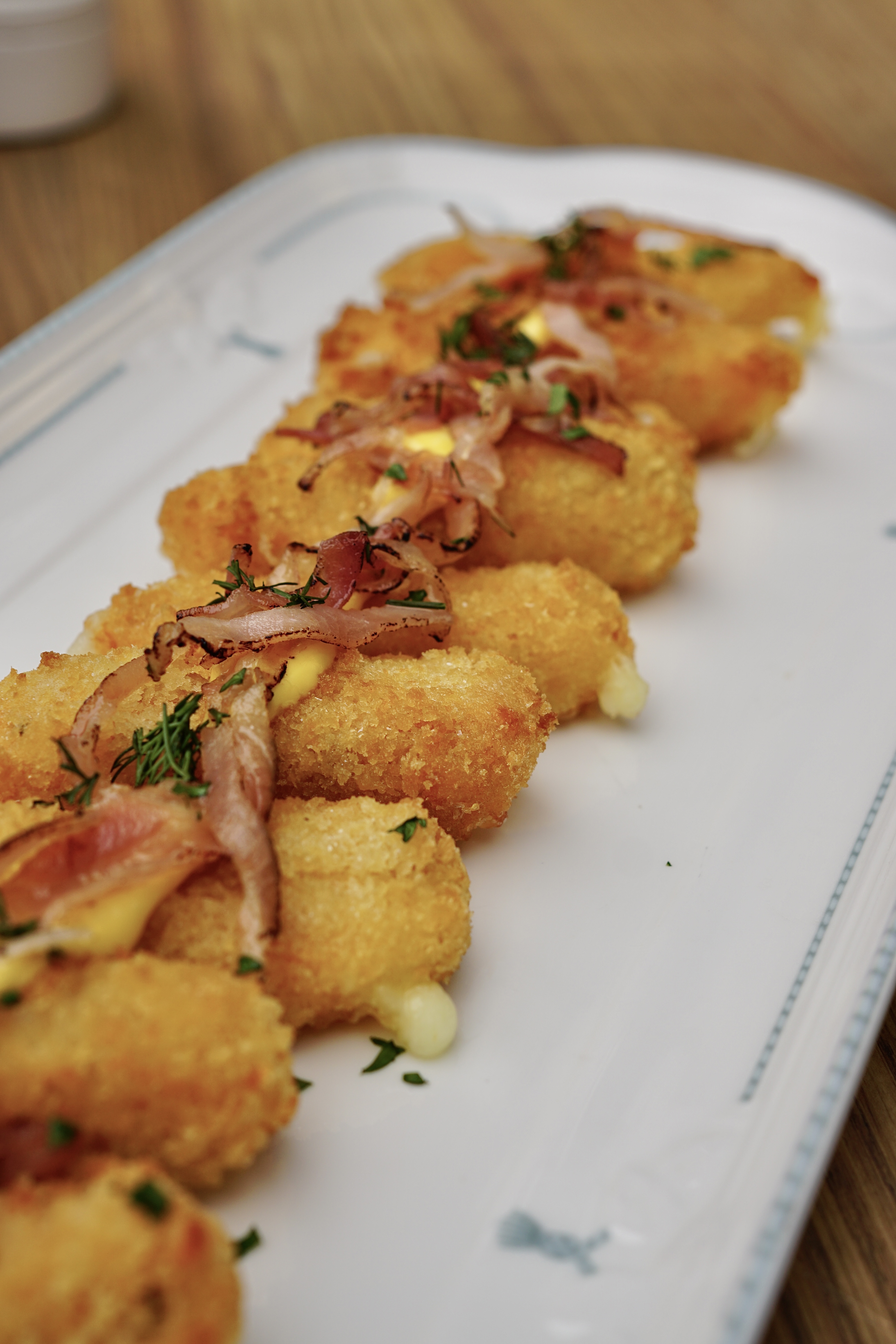 <span style="text-transform: uppercase;"><span style="font-weight: 700;">Сырные палочки с беконом и сырным соусом</span></span>