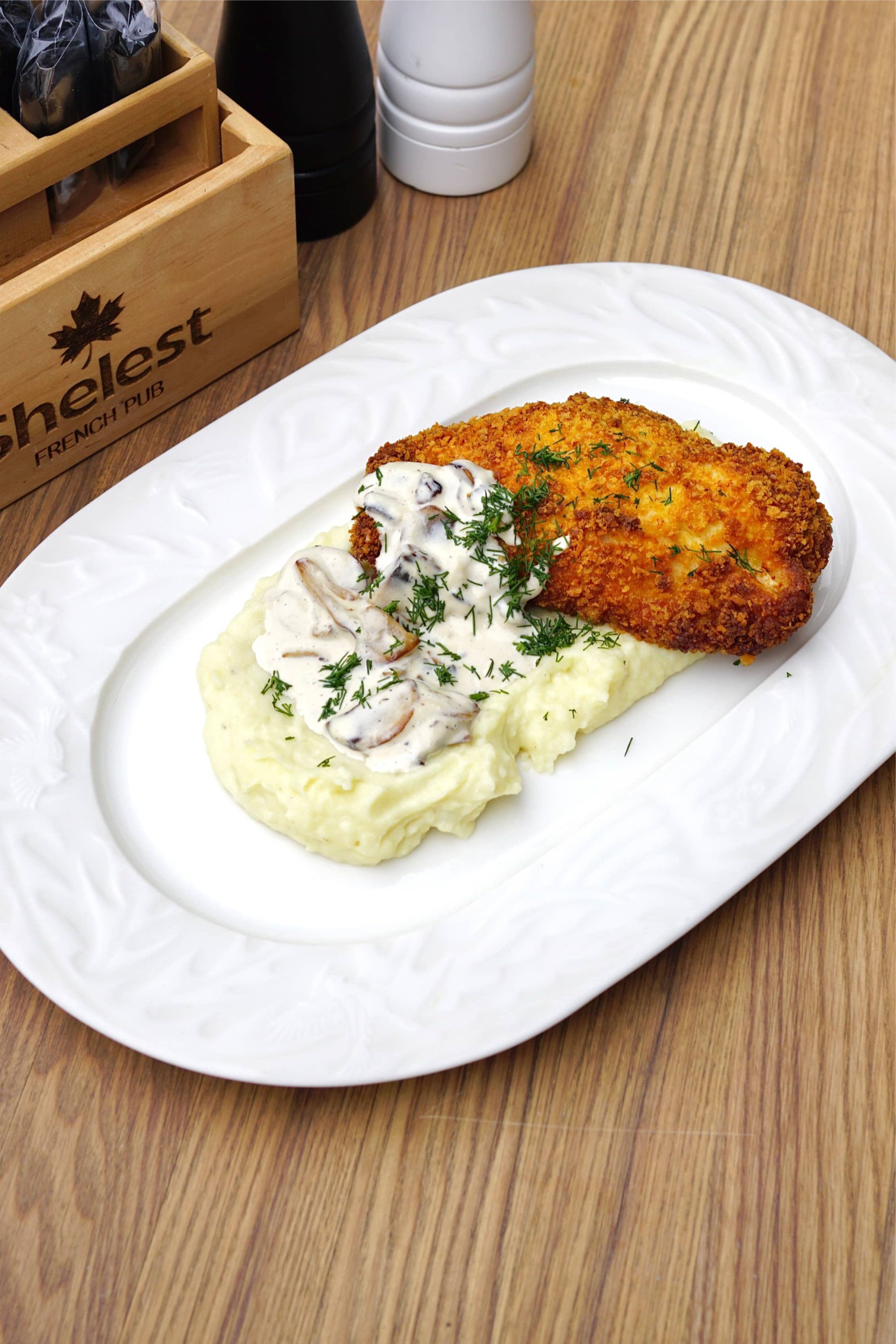 <span style="text-transform: uppercase;"><span style="font-weight: 700;">Кордон Блю с картофельным пюре и грибным соусом</span></span><br>