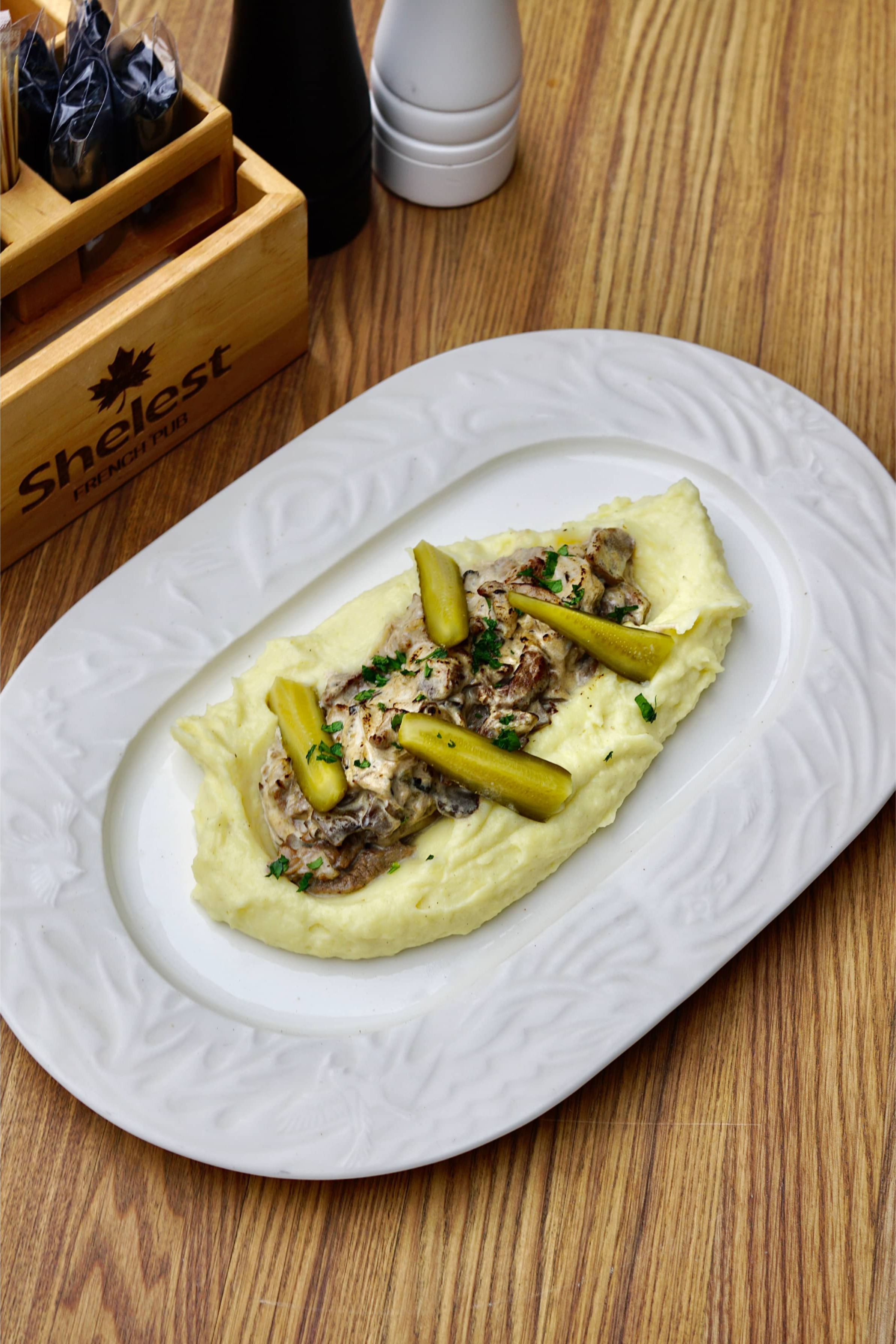 <span style="text-transform: uppercase;"><span style="font-weight: 700;">Бефстроганов с картофельным пюре и соленым огурцом</span></span><br>