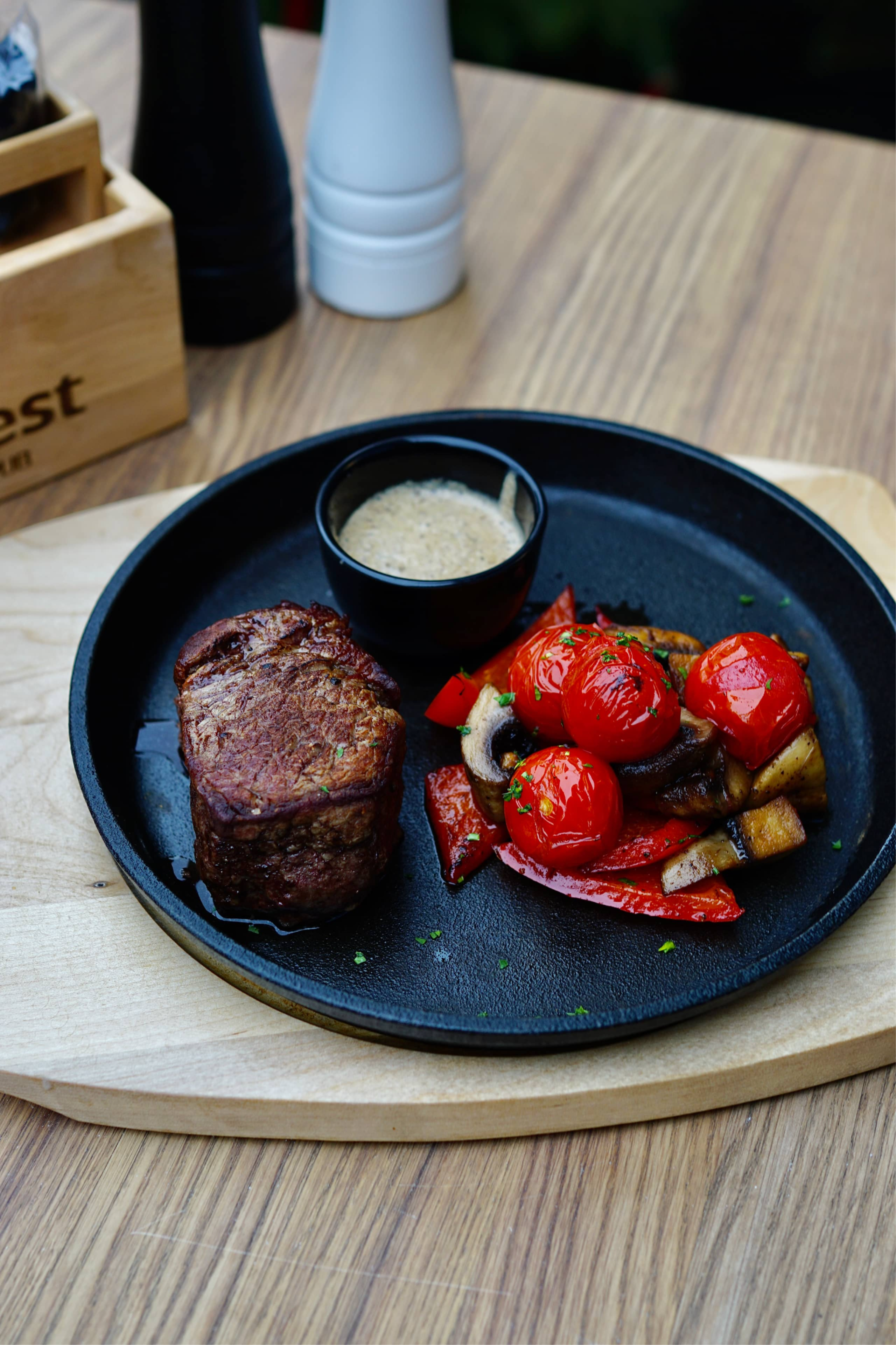 <span style="text-transform: uppercase;"><span style="font-weight: 700;">Филе-Миньон с овощами гриль и перечным соусом</span></span>