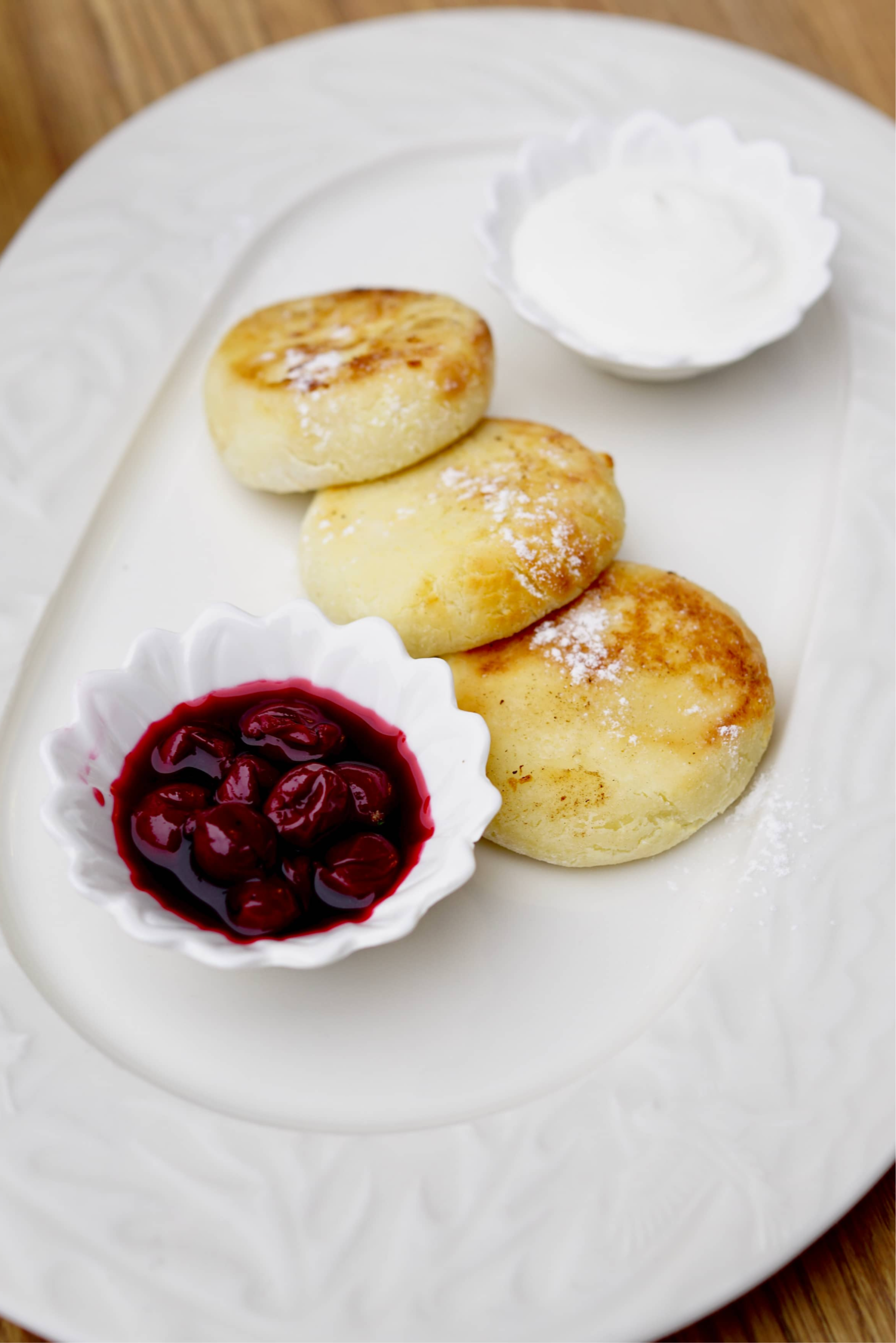 <span style="text-transform: uppercase;"><span style="font-weight: 700;">сырники с вишневым чатни и сметаной</span></span>