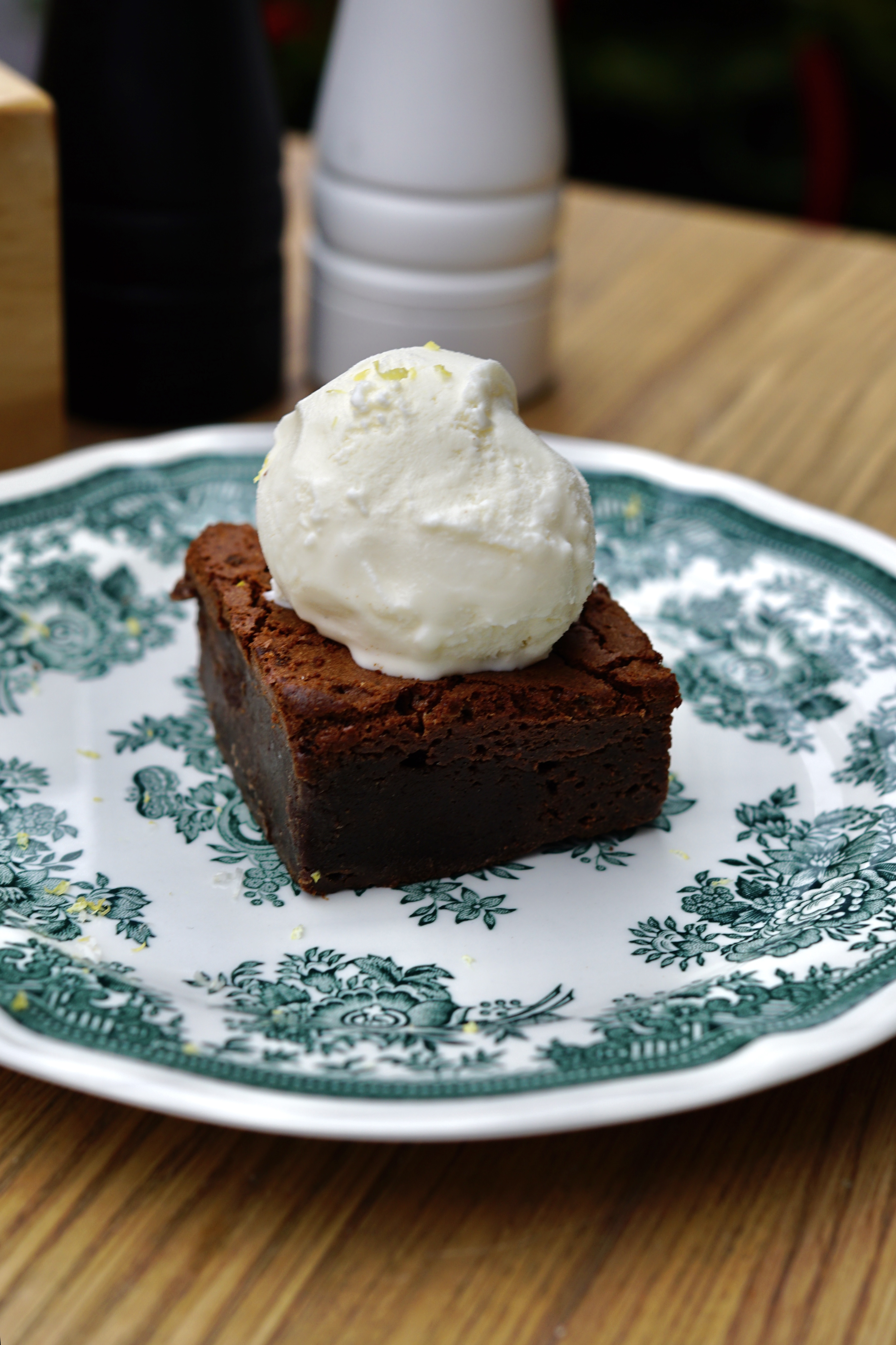 <span style="font-weight: 700;"><span style="text-transform: uppercase;">шоколадный брауни с мороженым </span></span>