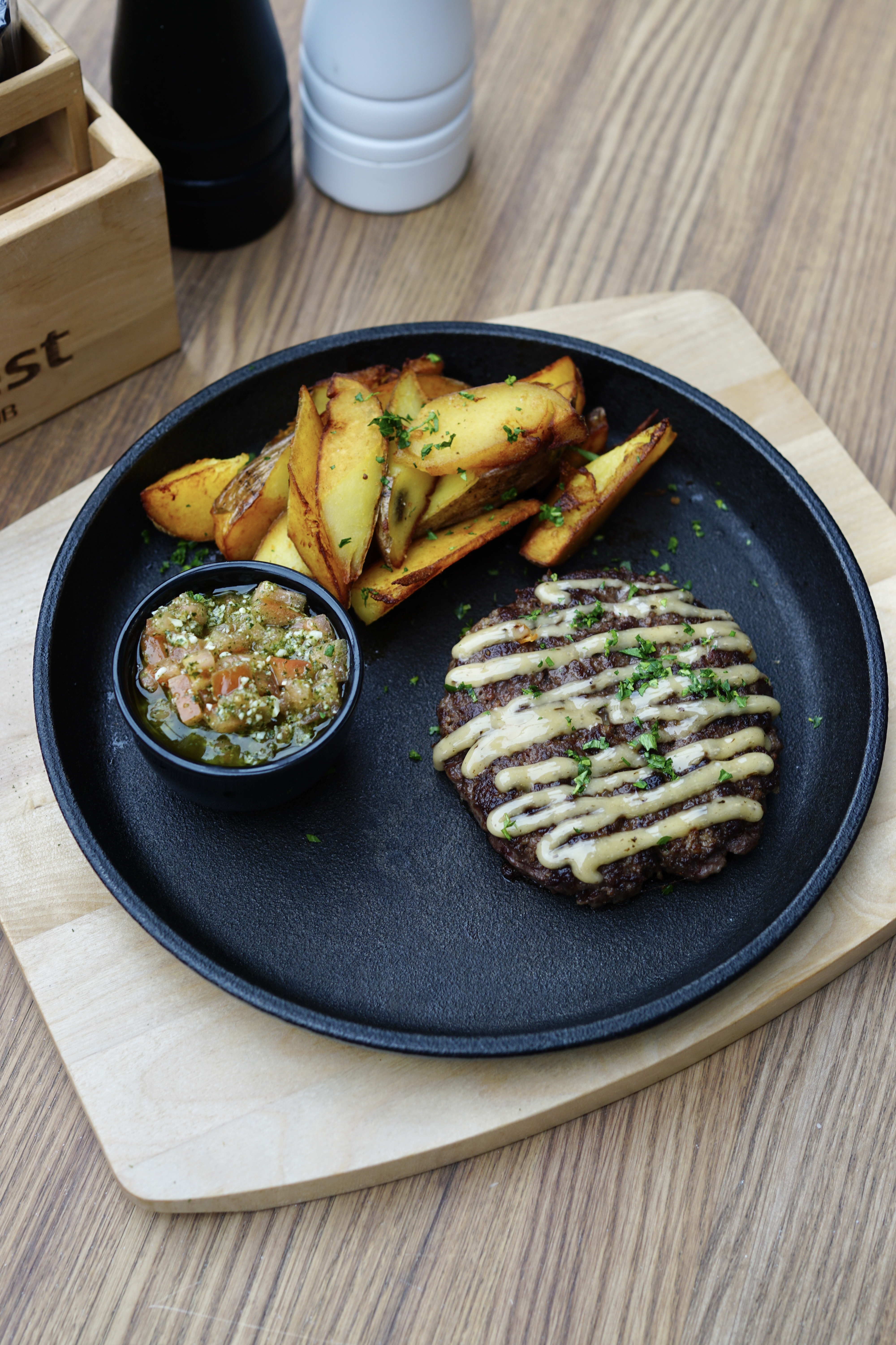 <span style="text-transform: uppercase;"><span style="font-weight: 700;">бифштекс с картофелем по-деревенски</span></span><br>